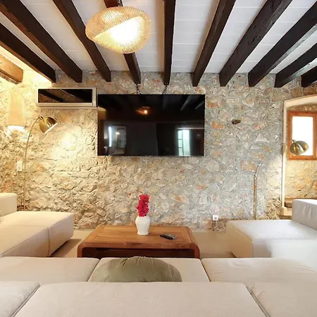 Rustic House Recently Renovated With Views To The Mountains By Renthousing * 포엔샤